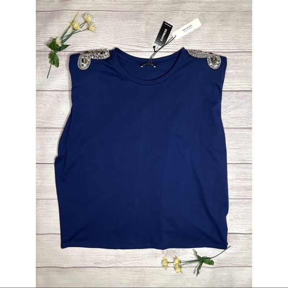 EXPRESS Embellished Padded Shoulder Crew Neck Tee - Picture 11 of 16